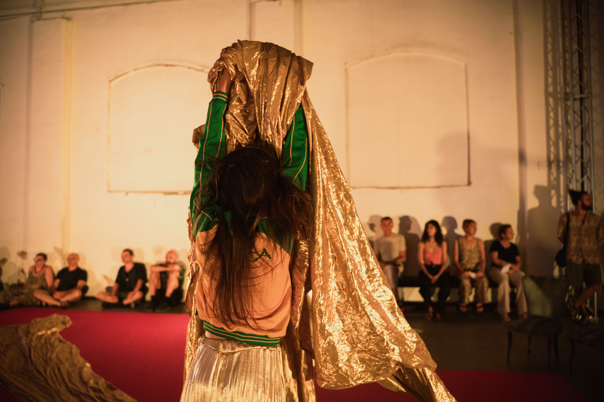 gruppo nanou – coreografia site-specific redrum, Festival Fuori Programma, Roma. Foto di scena di Giuseppe Follacchio